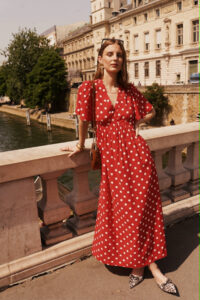 Robe rouge à pois